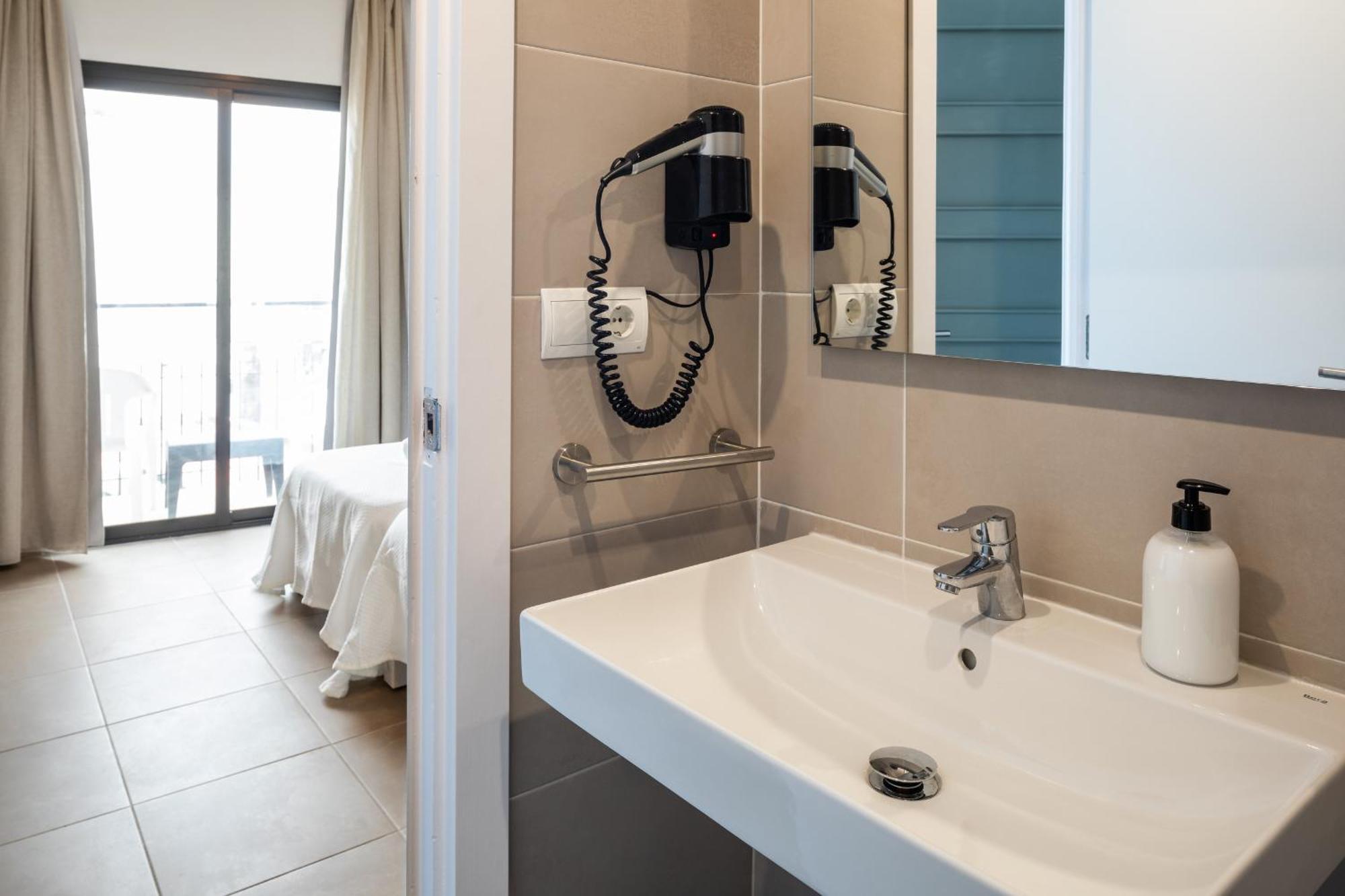 Hostal Alicante Сан-Антонио-Абад Экстерьер фото