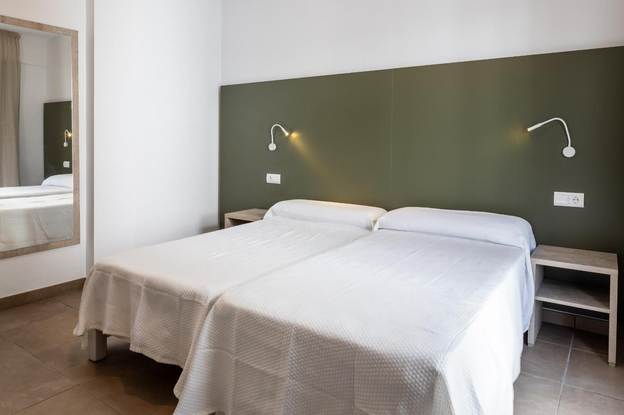 Hostal Alicante Сан-Антонио-Абад Экстерьер фото
