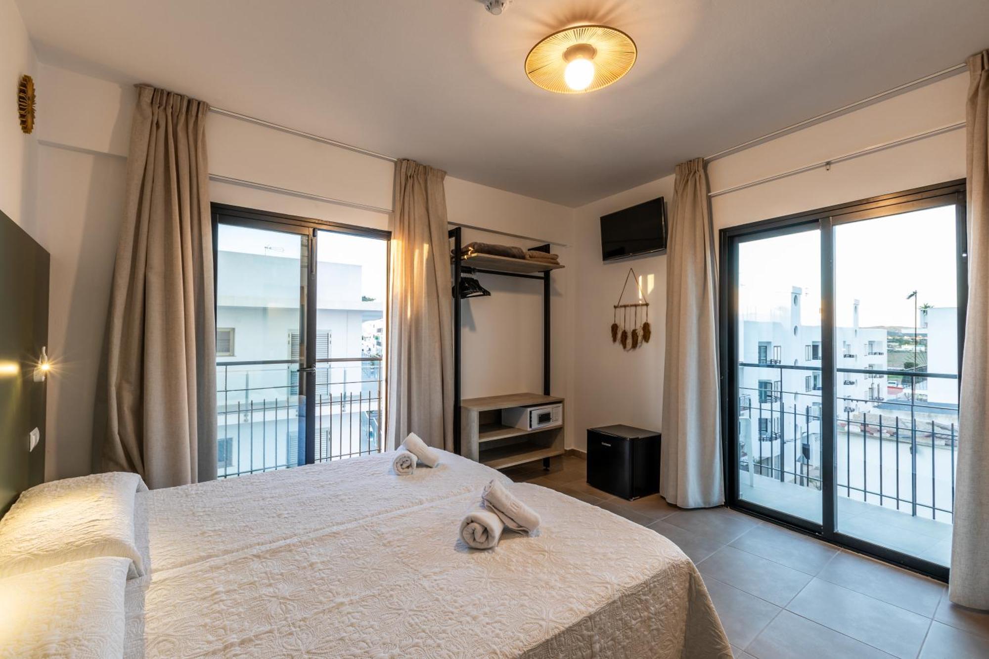 Hostal Alicante Сан-Антонио-Абад Экстерьер фото